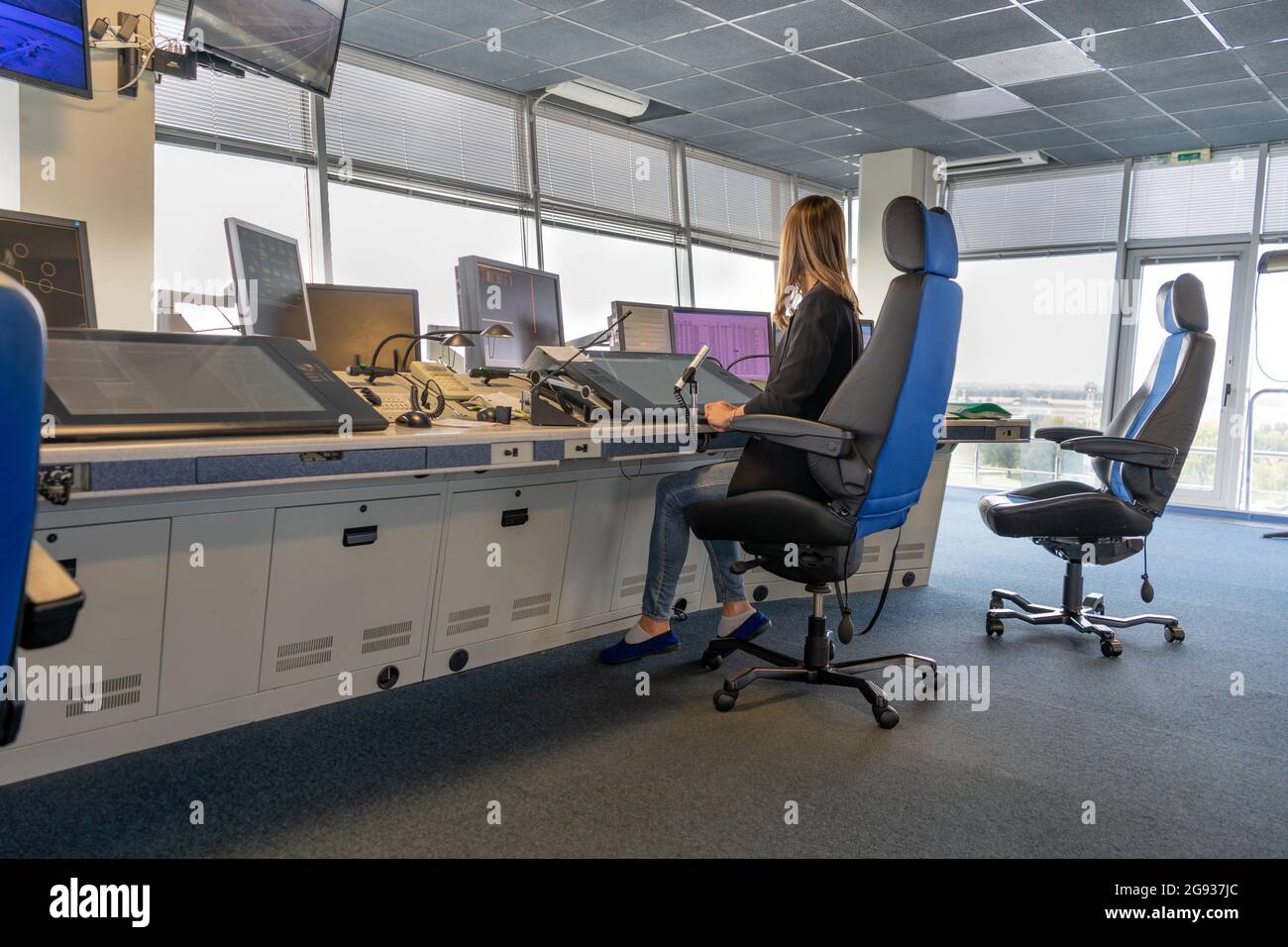 Fluglotsenarbeitsplatz. Arbeitsraum des Managers der Starts und Landungen der Flugzeuge am Flughafen im Turm. Monitore, Stühle, Computer. Air Control Center Büro. Einzigartiger Job. Stockfoto