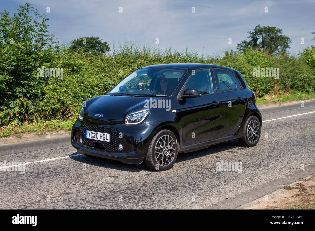 2020 (20 Teller) schwarze Smart Pulse 1-Gang-Automatik-Elektrik auf dem Weg zur Capesthorne Hall Classic July Car Show, Ceshire, Großbritannien Stockfoto