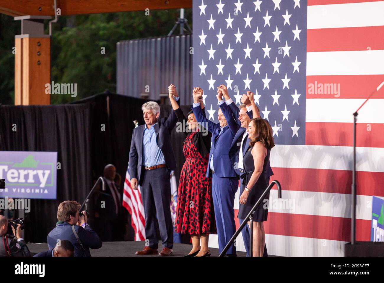 Virginia, USA. Juli 2021. Virginia-Generalanwalt Mark Herring, Delegierte Hala Ayala, Präsident Joe Biden und Terry und Dorothy McAuliffe treten am Ende einer Kundgebung für Terry McAuliffes Wahlkampf für den Gouverneur von Virginia auf die Bühne. Dies ist Bidens erster großer Auftritt zur Unterstützung eines demokratischen Kandidaten. McAuliffe war eine Amtszeit als Gouverneur von Virginia und läuft für eine zweite Amtszeit. Kredit: Allison Bailey/Alamy Live Nachrichten Stockfoto