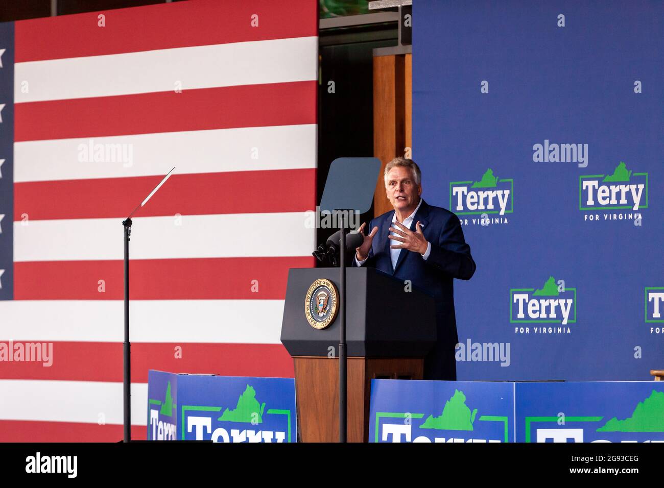 Virginia, USA. Juli 2021. Terry McAuliffe, ehemaliger Gouverneur von Virginia, spricht bei einer Kundgebung für seine Kampagne, der nächste Gouverneur des Staates zu werden. Ihm folgte Präsident Joe Biden, der die Kandidatur von McAuliffe unterstützte. Dies ist Bidens erster großer Auftritt zur Unterstützung eines demokratischen Kandidaten. McAuliffe war eine Amtszeit als Gouverneur von Virginia und läuft für eine zweite Amtszeit. Kredit: Allison Bailey/Alamy Live Nachrichten Stockfoto