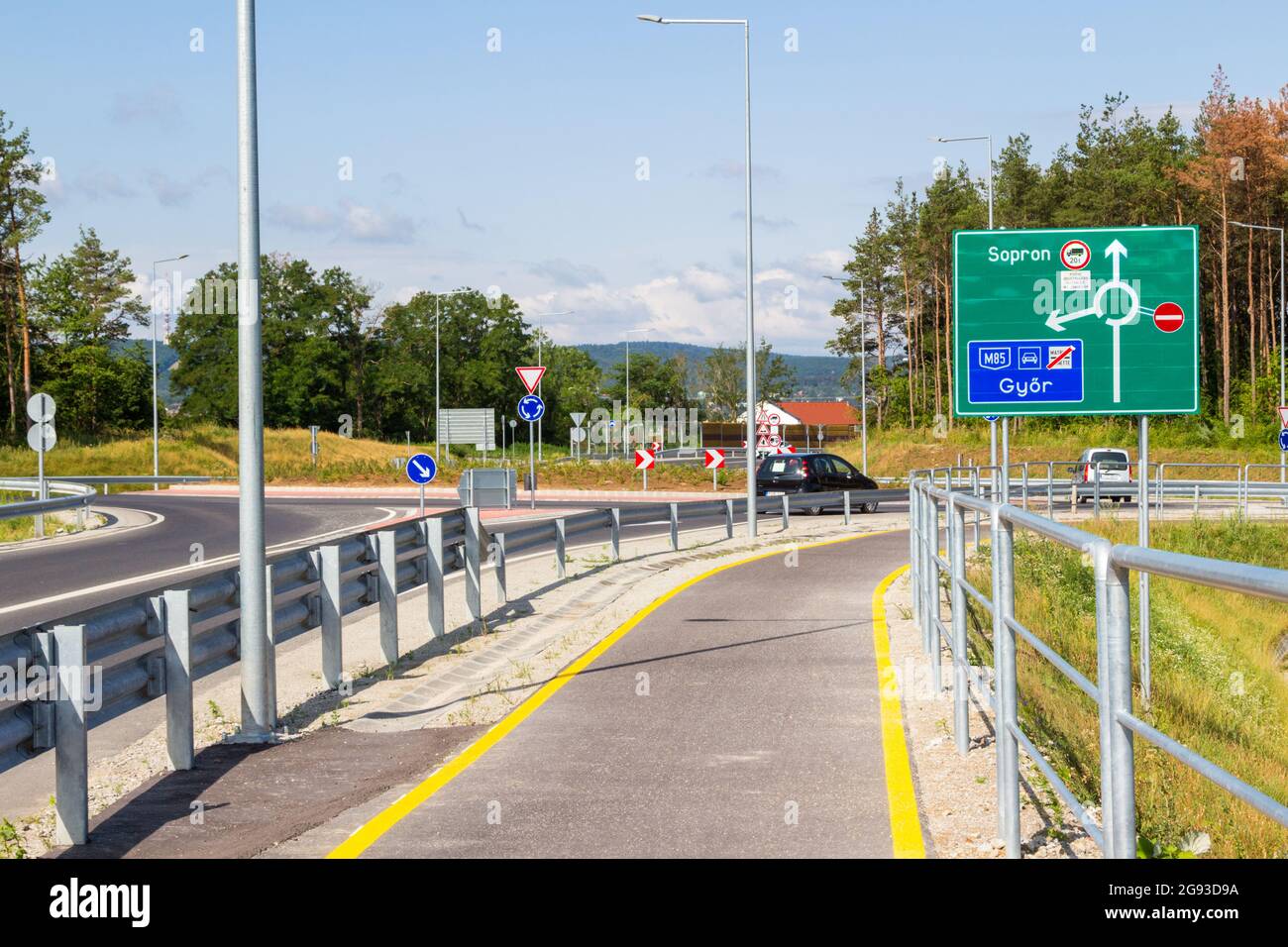 Kreisverkehr Kreuzung der Autobahn M85 bei Balfi ut mit Fahrradweg, Sopron, Ungarn Stockfoto