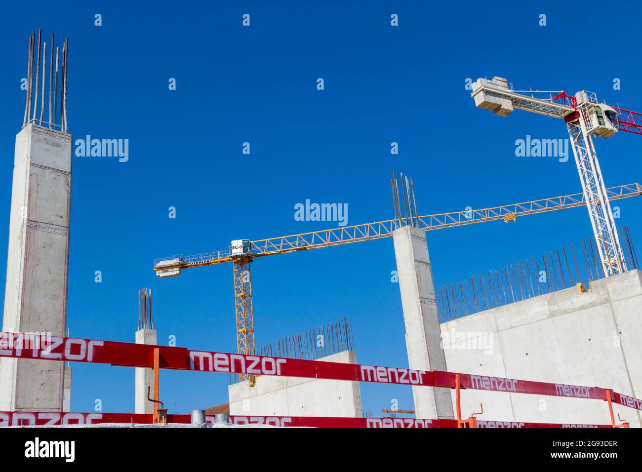 Stahlbetonsäulen und Turmdrehkrane auf der Baustelle, Sopron, Ungarn Stockfoto