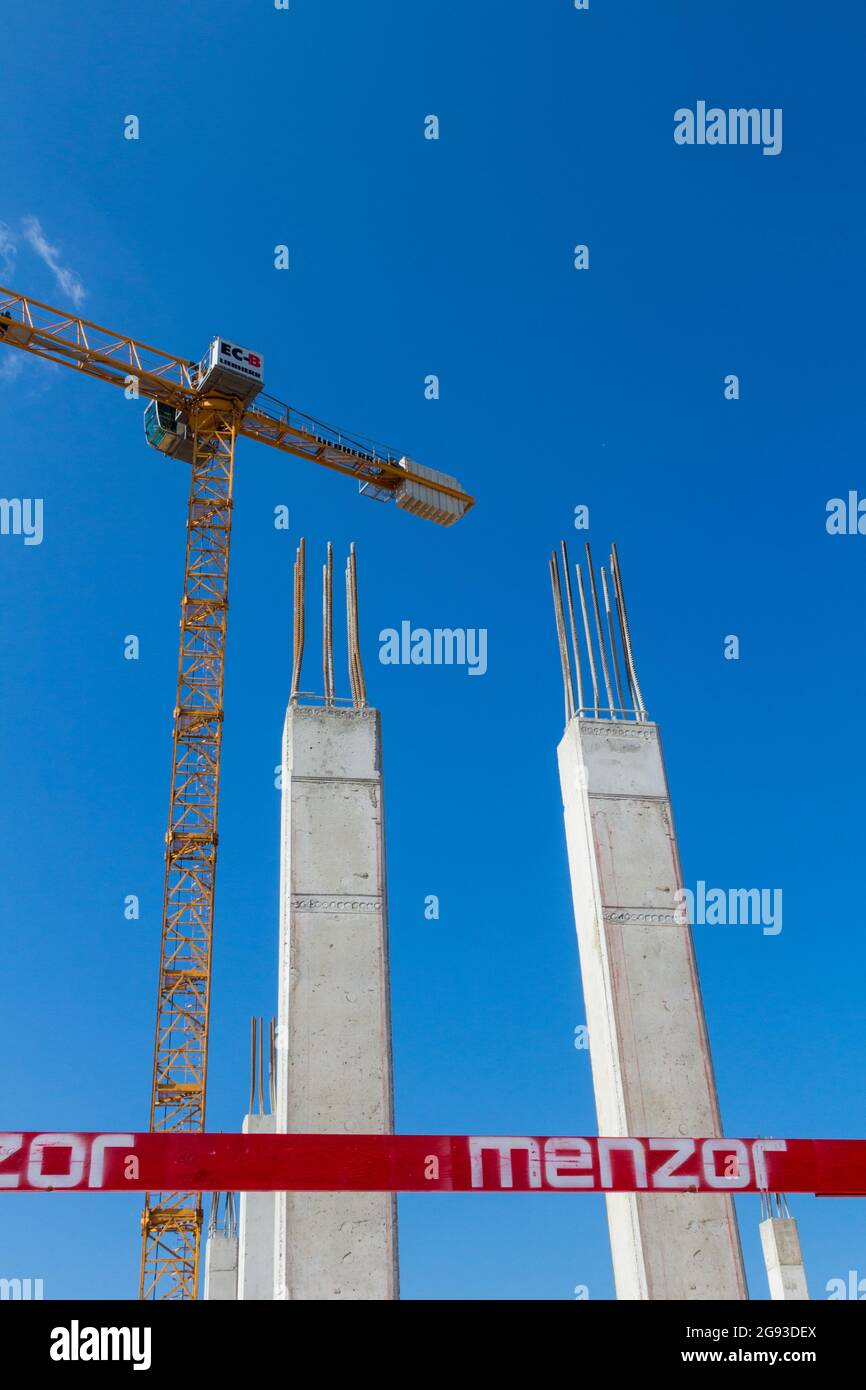 Stahlbetonsäulen und Turmdrehkran auf der Baustelle, Sopron, Ungarn Stockfoto