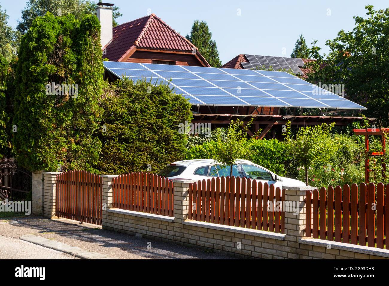 Sonnenkollektoren auf dem Dach der offenen Garage im Garten, Sopron, Ungarn installiert Stockfoto