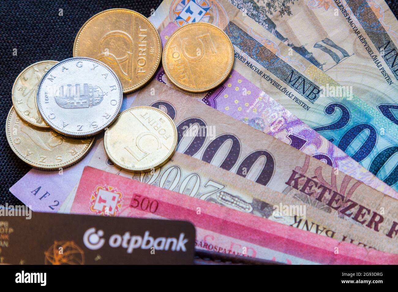 Ungarische Forint-Geldmünzen und Banknoten, Bankkarte der OTP-Bank Stockfoto