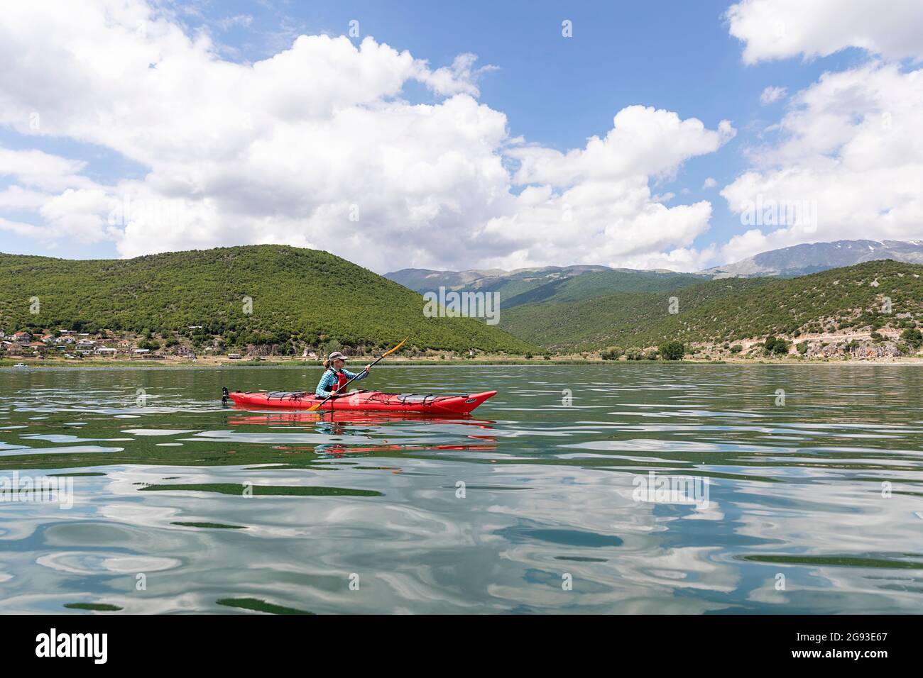Touristen erkunden abseits der Touristenpfade Orte rund um den Prespa See in Albanien, Kajakfahren auf dem wunderschönen See in Albanien Stockfoto