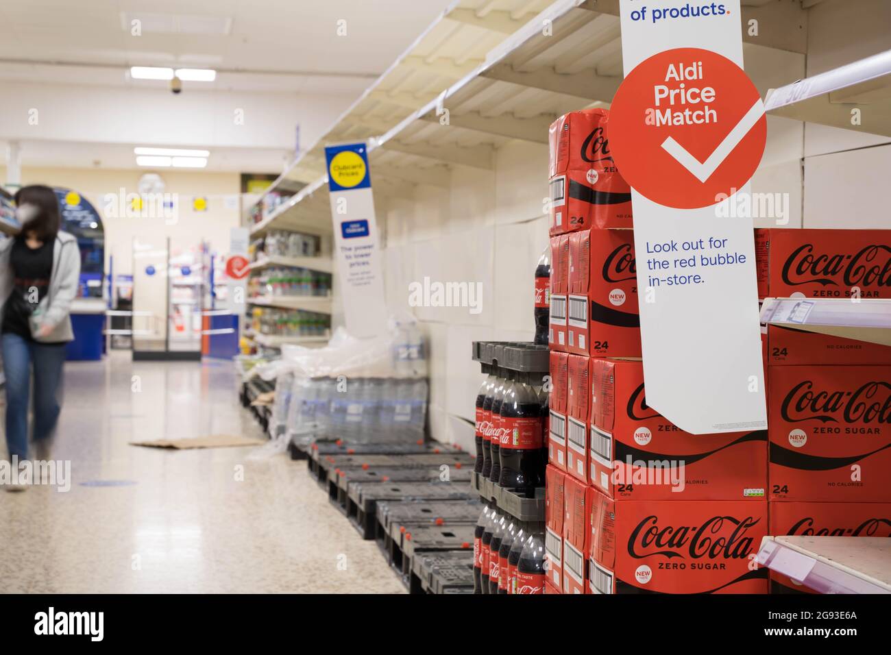Leere Regale Lebensmittelknappheit im Supermarkt Tesco London England Stockfoto