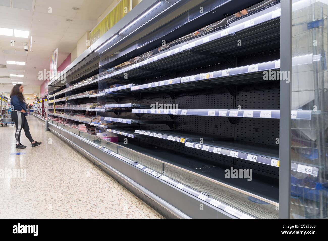 Leere Regale im Tesco Supermarkt London, aufgrund von Mangel an  Lebensmitteln und Lieferketten wahrscheinlich aufgrund der Pandemie in  England Großbritannien Stockfotografie - Alamy