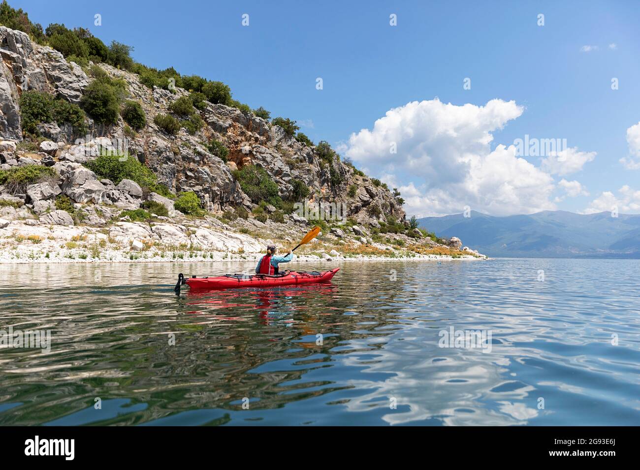 Touristen erkunden abseits der Touristenpfade Orte rund um den Prespa See in Albanien, Kajakfahren auf dem wunderschönen See in Albanien Stockfoto