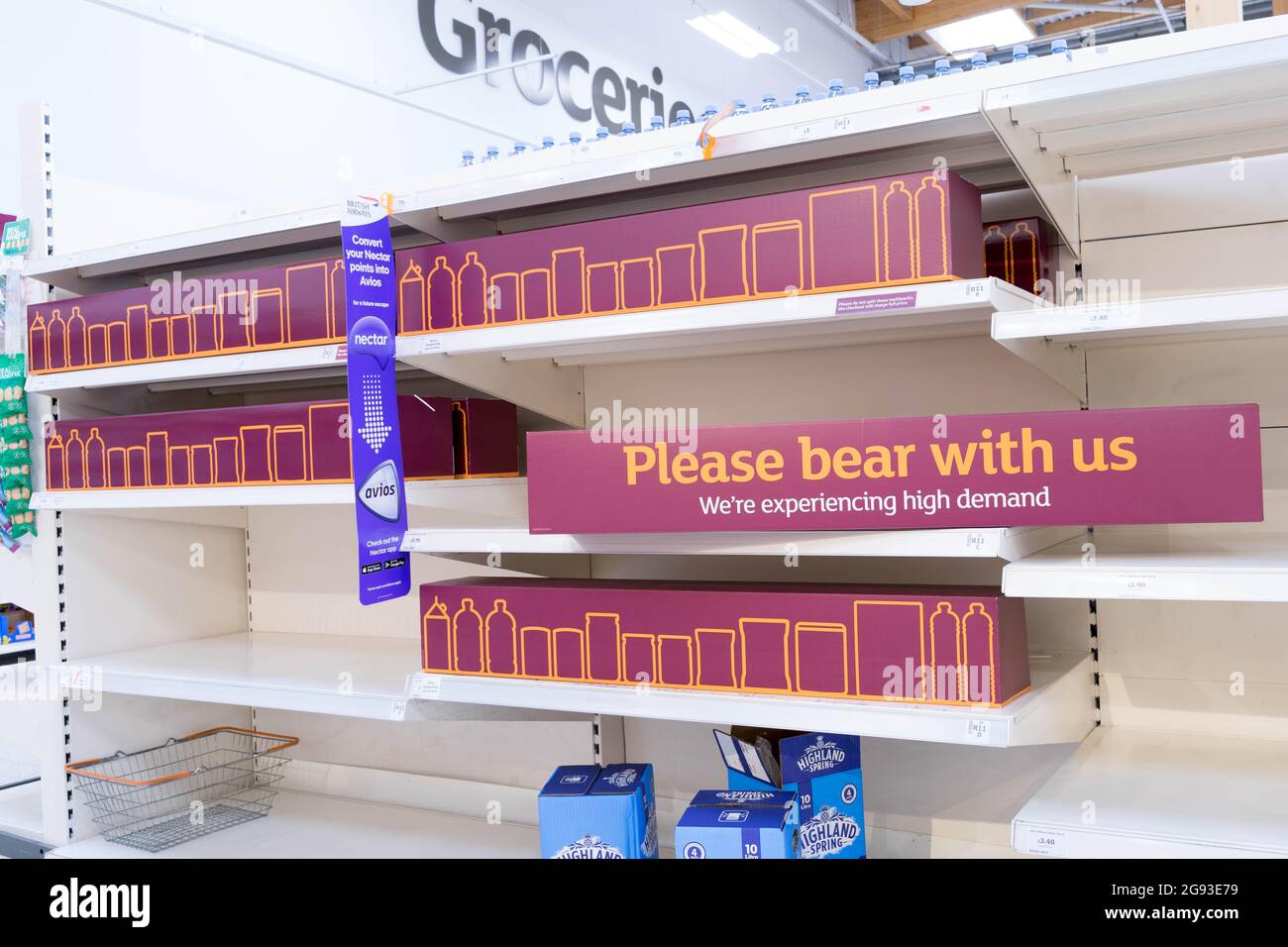 Leere Regale in Sainsbury's Supermarkt, Lebensmittelknappheit, mit der Meldung 'Bitte haben Sie Geduld mit uns' England UK Stockfoto