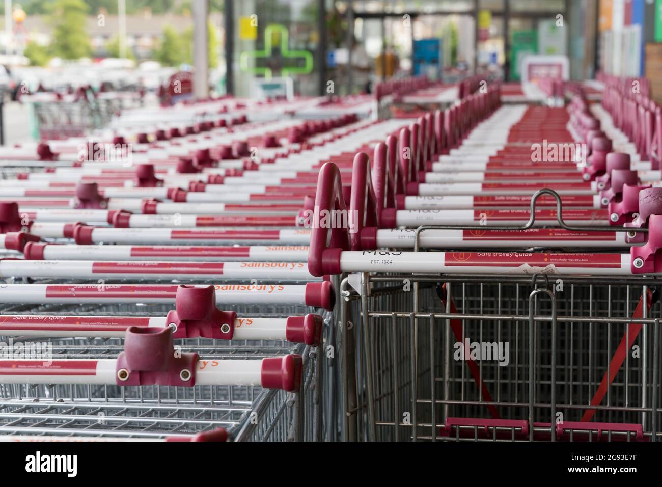 Supermarkt Trolleys Park, Mangel an Käufern wegen Lebensmittelknappheit liefert London England Europa Pingdemic Stockfoto