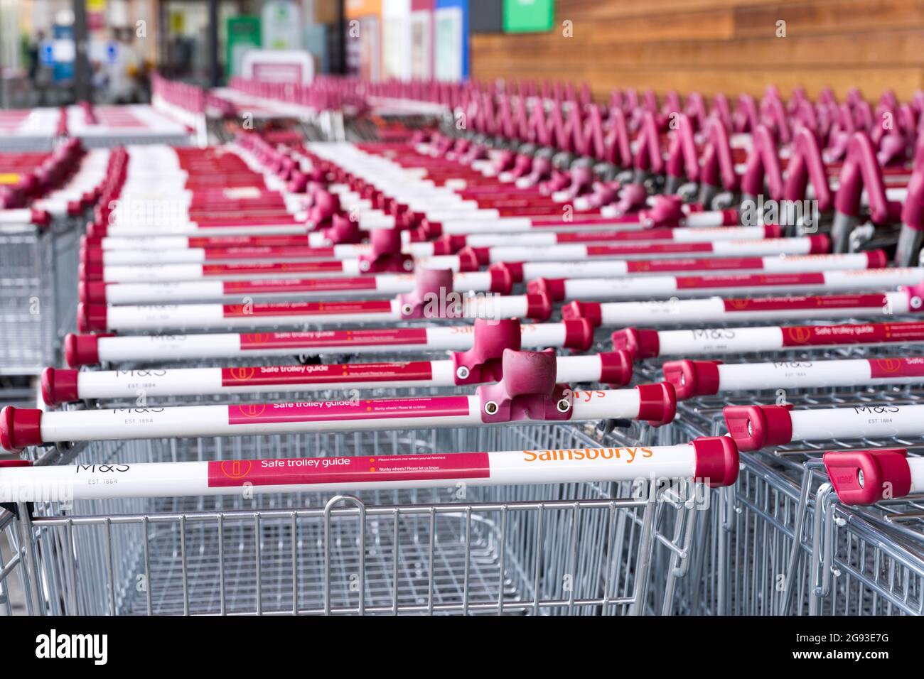 Supermarkt Trolleys Park, Mangel an Käufern aufgrund von Lebensmittelknappheit Lieferungen London England Europa Pingdemic führte zu Mitarbeitern in Isolation zu Hause Stockfoto