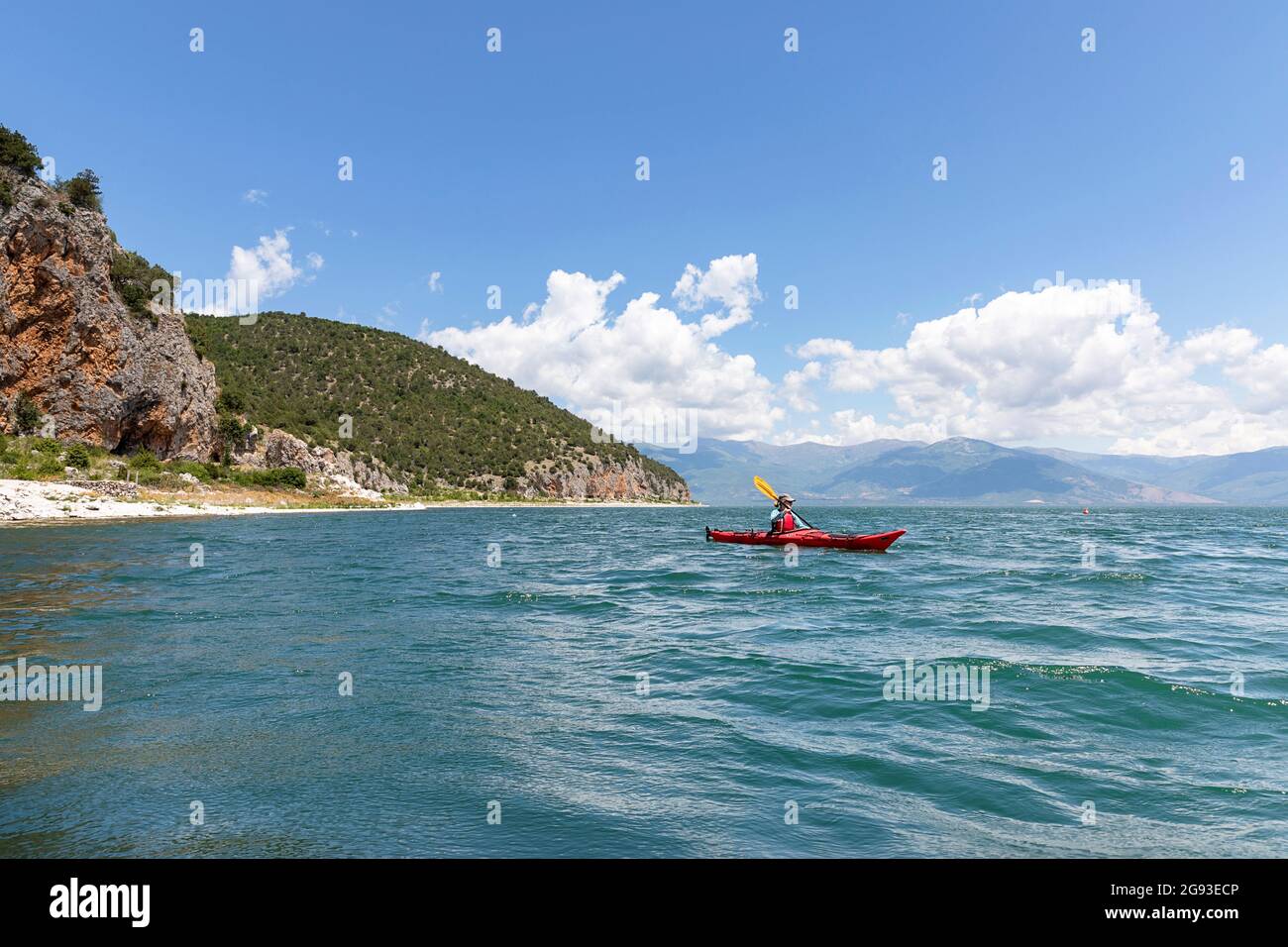 Touristen erkunden abseits der Touristenpfade Orte rund um den Prespa See in Albanien, Kajakfahren auf dem wunderschönen See in Albanien Stockfoto