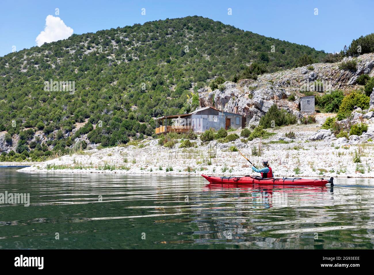 Touristen erkunden abseits der Touristenpfade Orte rund um den Prespa See in Albanien, Kajakfahren auf dem wunderschönen See in Albanien Stockfoto