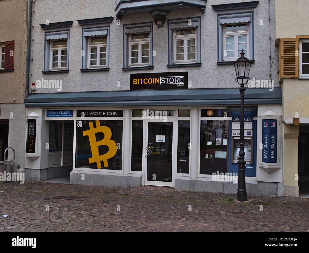 Vorderansicht des Bitcoin Store, einem Geschäft mit Kryptowährungen, im  Zentrum von Esslingen Stockfotografie - Alamy