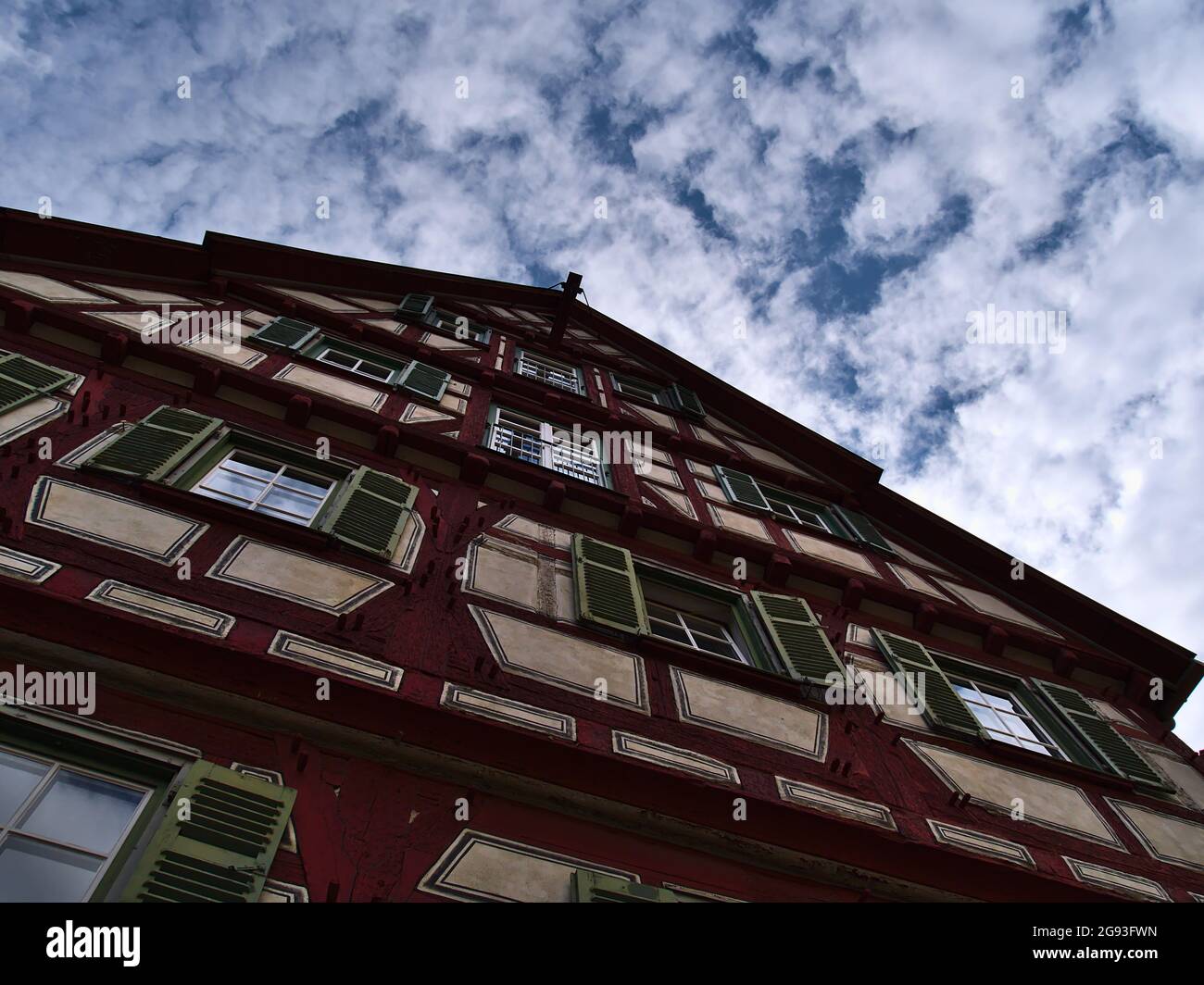 Flachansicht eines alten Fachwerkhauses in der Altstadt von Esslingen am Neckar, Baden-Württemberg, Deutschland mit bunter Fassade. Stockfoto