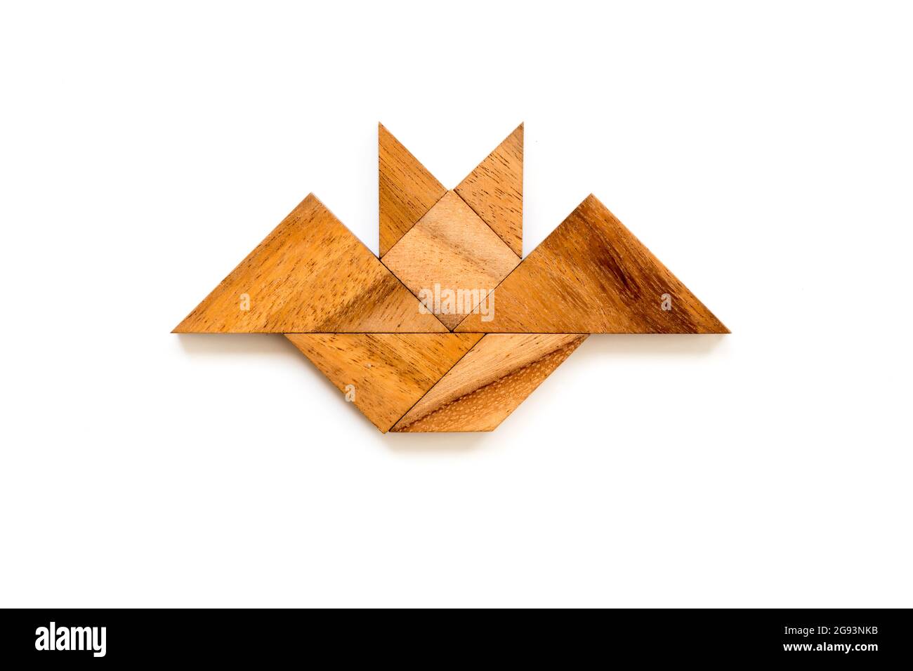 Holz Tangram Puzzle in Fledermausform auf weißem Hintergrund Stockfoto