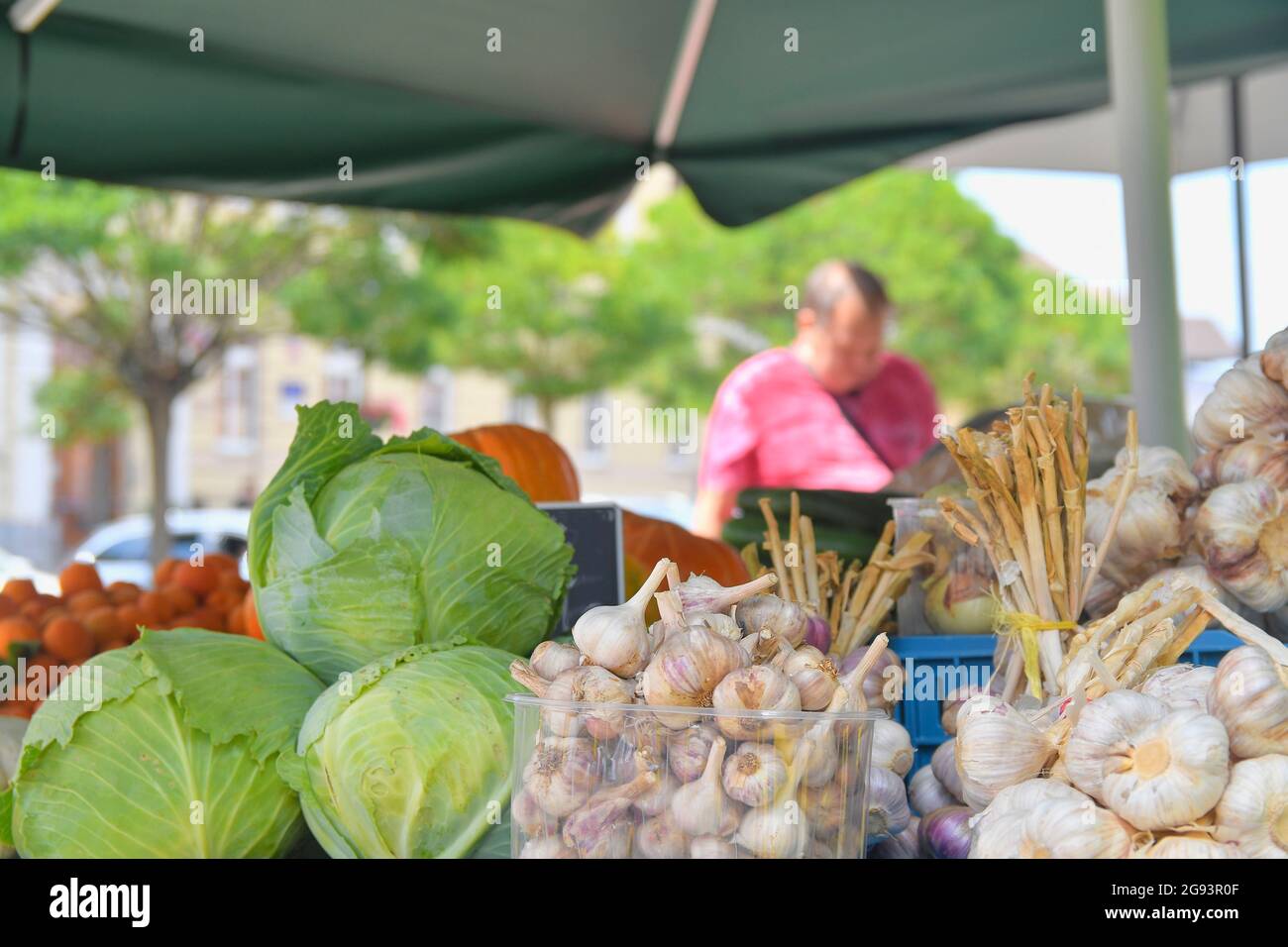 Knoblauchbündel, Weißkohl und andere Früchte und Gemüse zum Verkauf auf dem lokalen Bauernmarkt. Frische Bio-Produkte zum Verkauf bei lokalen Bauern Stockfoto