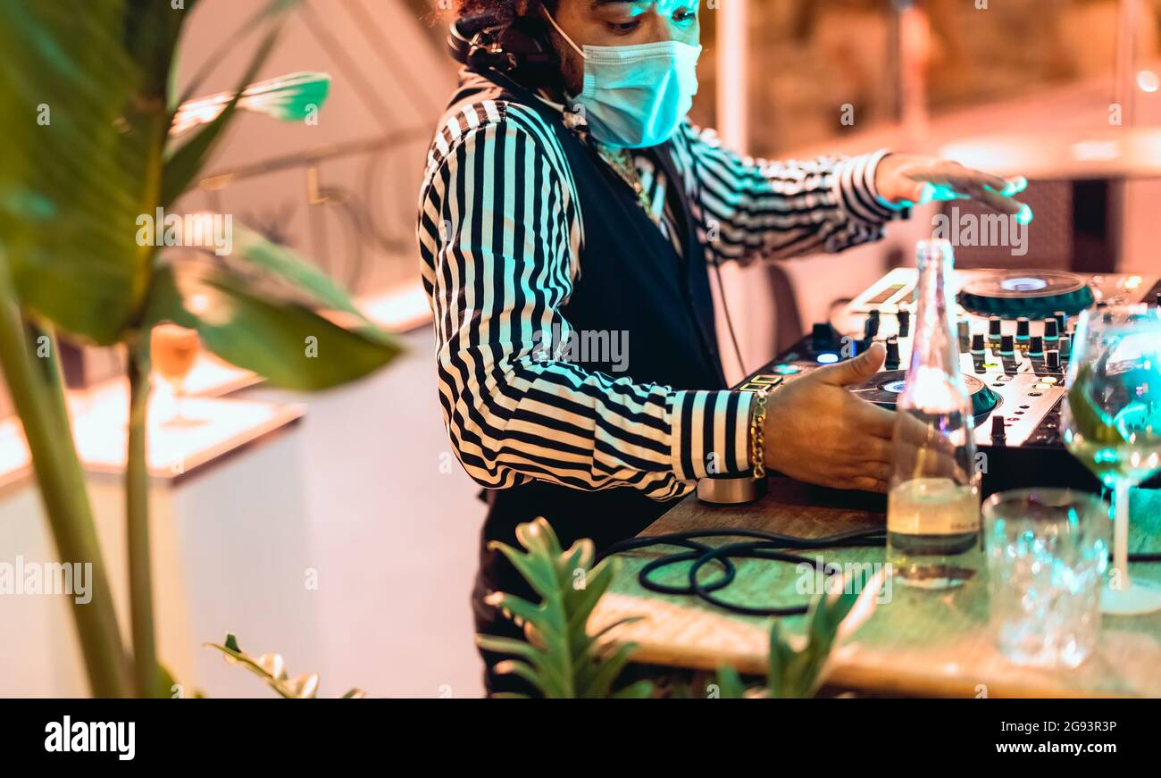 DJ mischt Musik in der Cocktailbar während des Abend19 Stockfoto