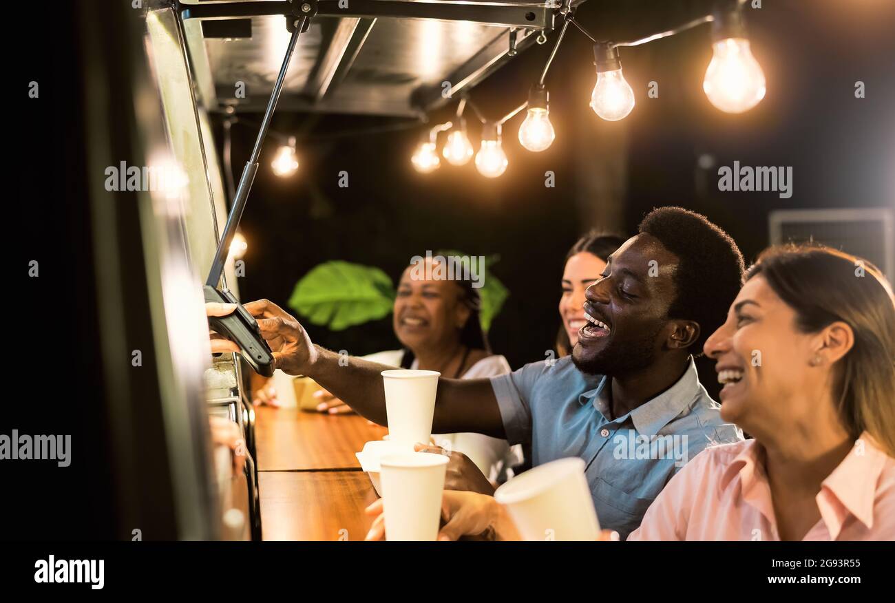 Glückliche multirassische Menschen kaufen Mahlzeit aus Lebensmittel LKW Küche - modernes Geschäft und Take Away Konzept Stockfoto