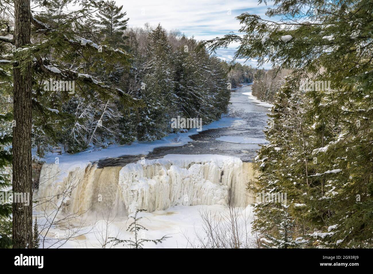 Gefrorene Tahquamenon Falls, im Tahquamenon Falls State Park, in der Nähe von Paradise, Michigan. Stockfoto