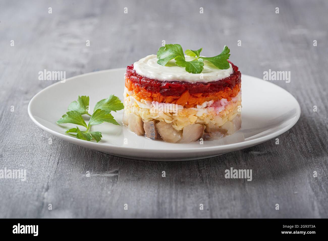 Traditionelle russische Salat Hering unter einem Pelzmantel, Vintage Holz Hintergrund, selektive Fokus Stockfoto