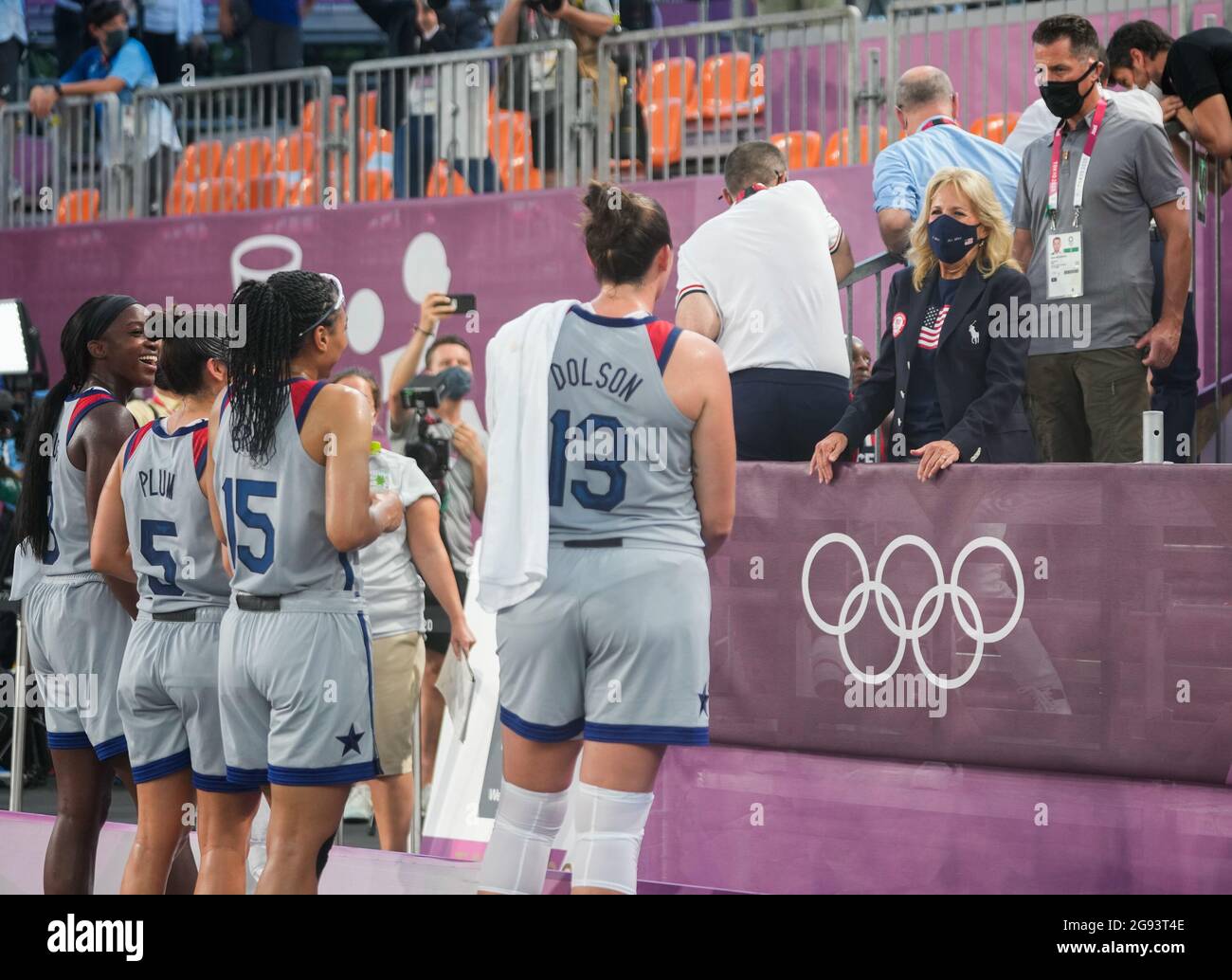 Tokio, Japan. Juli 2021. Die First Lady der Vereinigten Staaten Jill Biden (2. R) spricht mit den Spielern der Vereinigten Staaten nach dem 3x3-Basketballturnier der Frauen zwischen den Vereinigten Staaten und Frankreich in Tokio, Japan, am 24. Juli 2021. Quelle: Zhang Xiaoyu/Xinhua/Alamy Live News Stockfoto