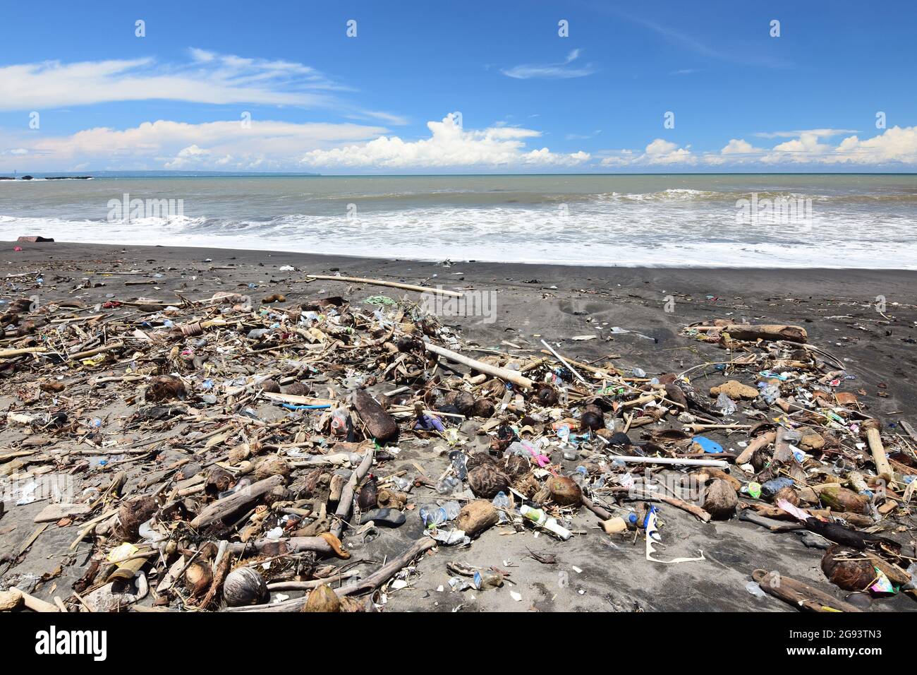 Strandbad an einem balinesischen Strand mit viel Plastikmüll Stockfoto
