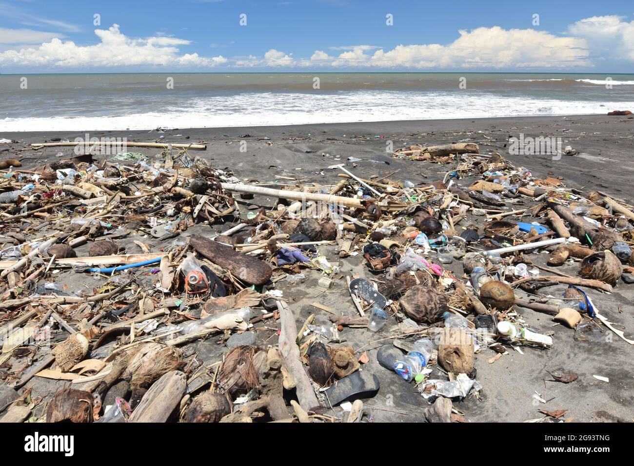 Strandbad an einem balinesischen Strand mit viel Plastikmüll Stockfoto