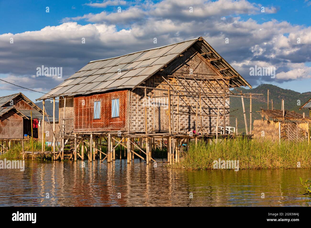 Ein Haus auf Stelzen in Inle Lake in Myanmar gebaut Stockfoto