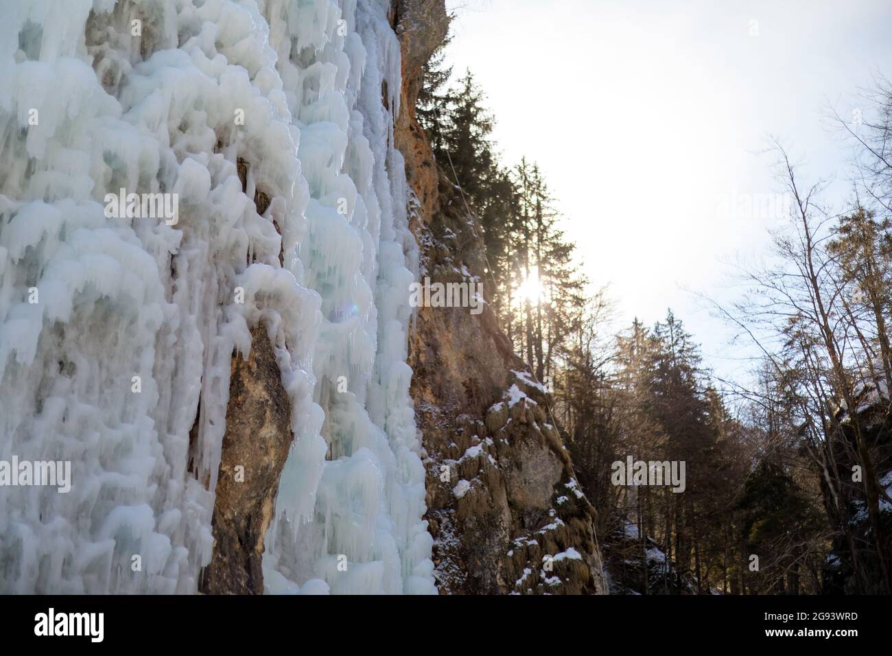 Gefrorener Wasserfall zum Eisklettern in der Natur Stockfoto