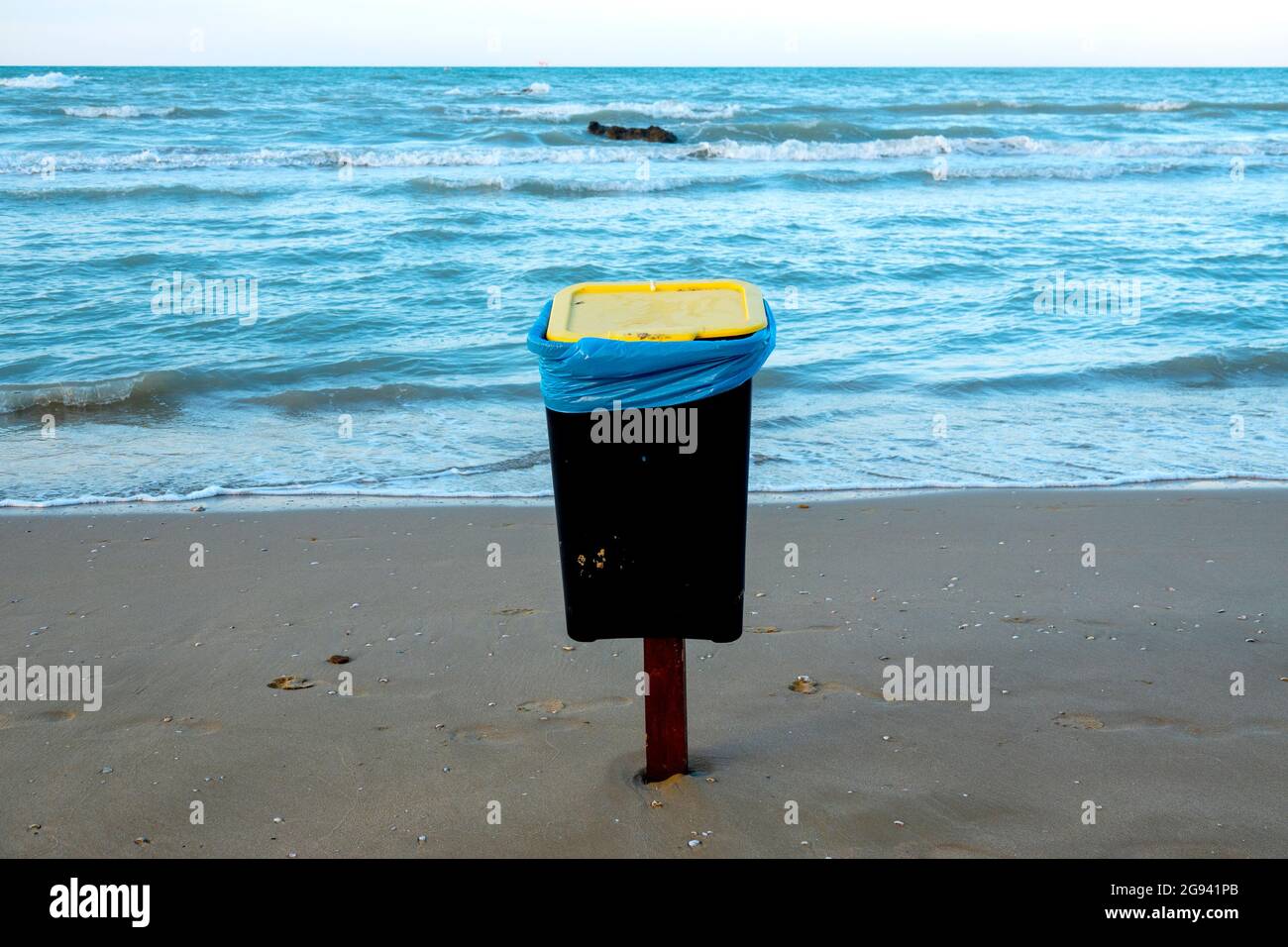 Abfallcontainer am Strand von Silvi Marina, Italien Stockfoto