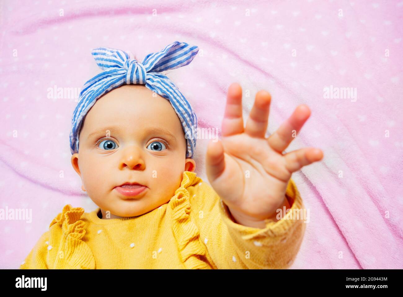 Das Baby hebt die Handfläche mit der Hand-Stopp-Geste nach oben Stockfoto
