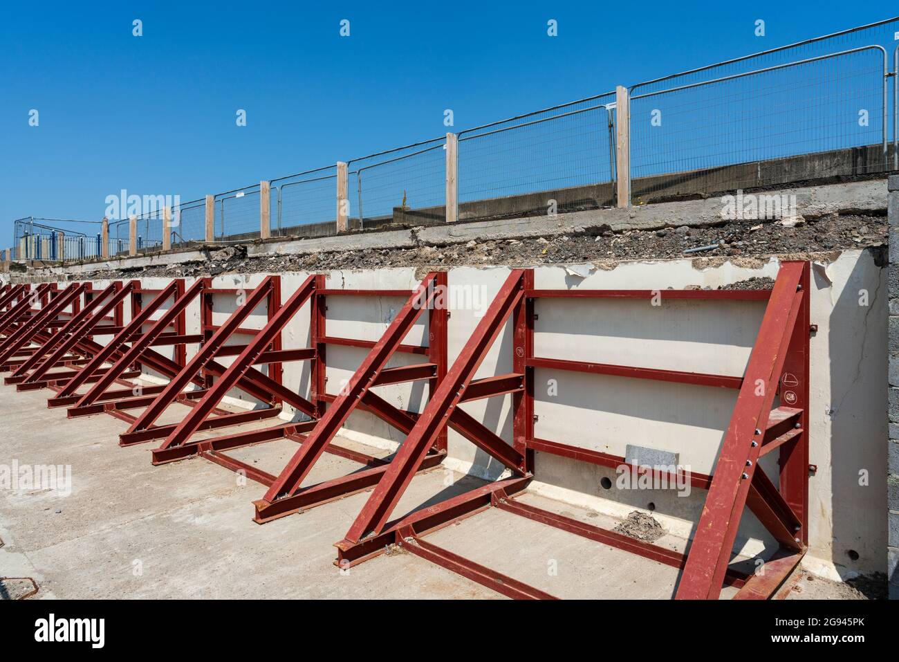 Landschaftsansicht von Renovierungsarbeiten an der Betonwand mit Stahlstützen, Sutton-on-Sea, Lincolnshire, Großbritannien, Juni Stockfoto