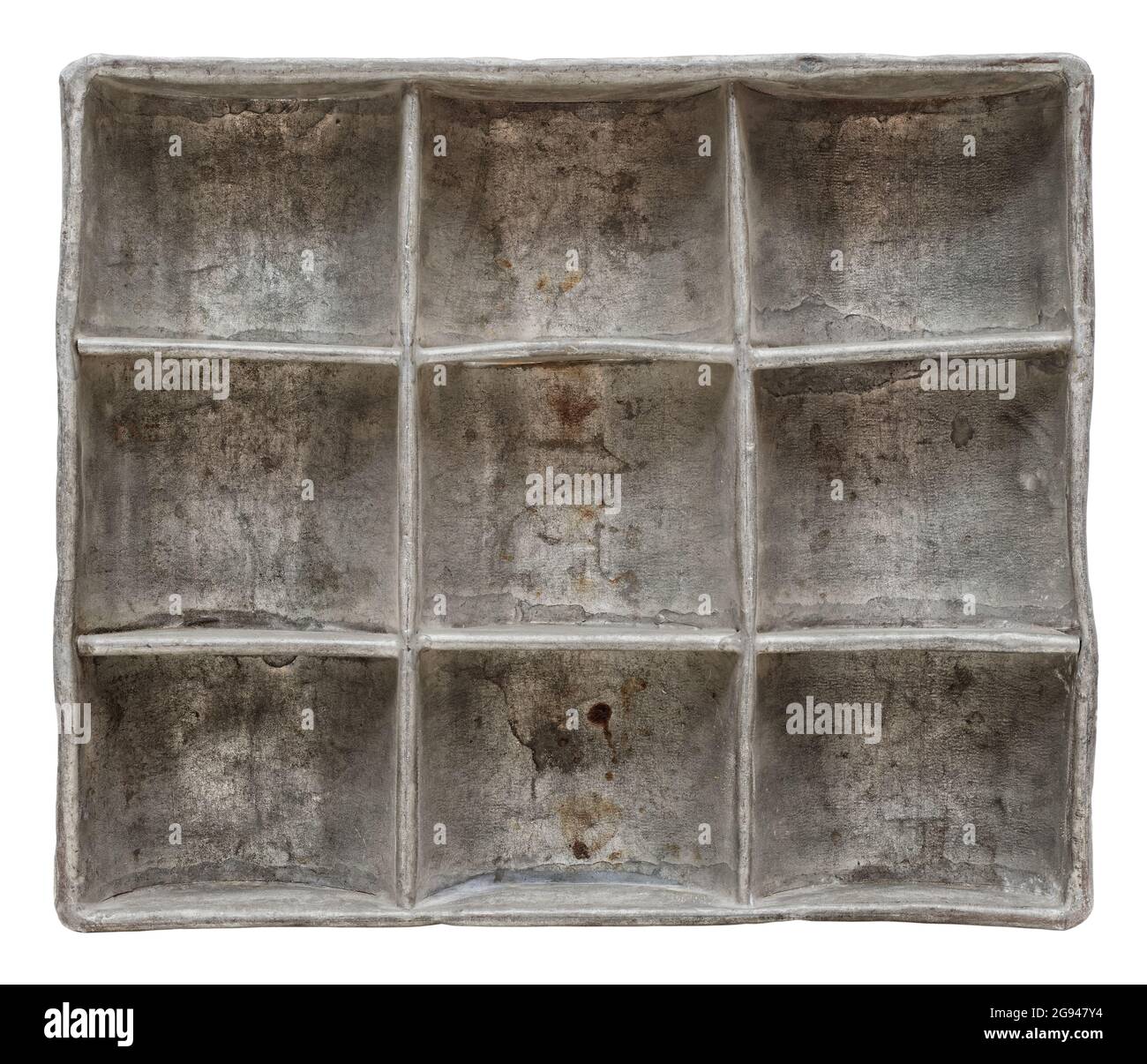 Isolierte Objekte: Sehr alter Aluminiumbehälter, unterteilt in neun Fächer, auf weißem Hintergrund Stockfoto