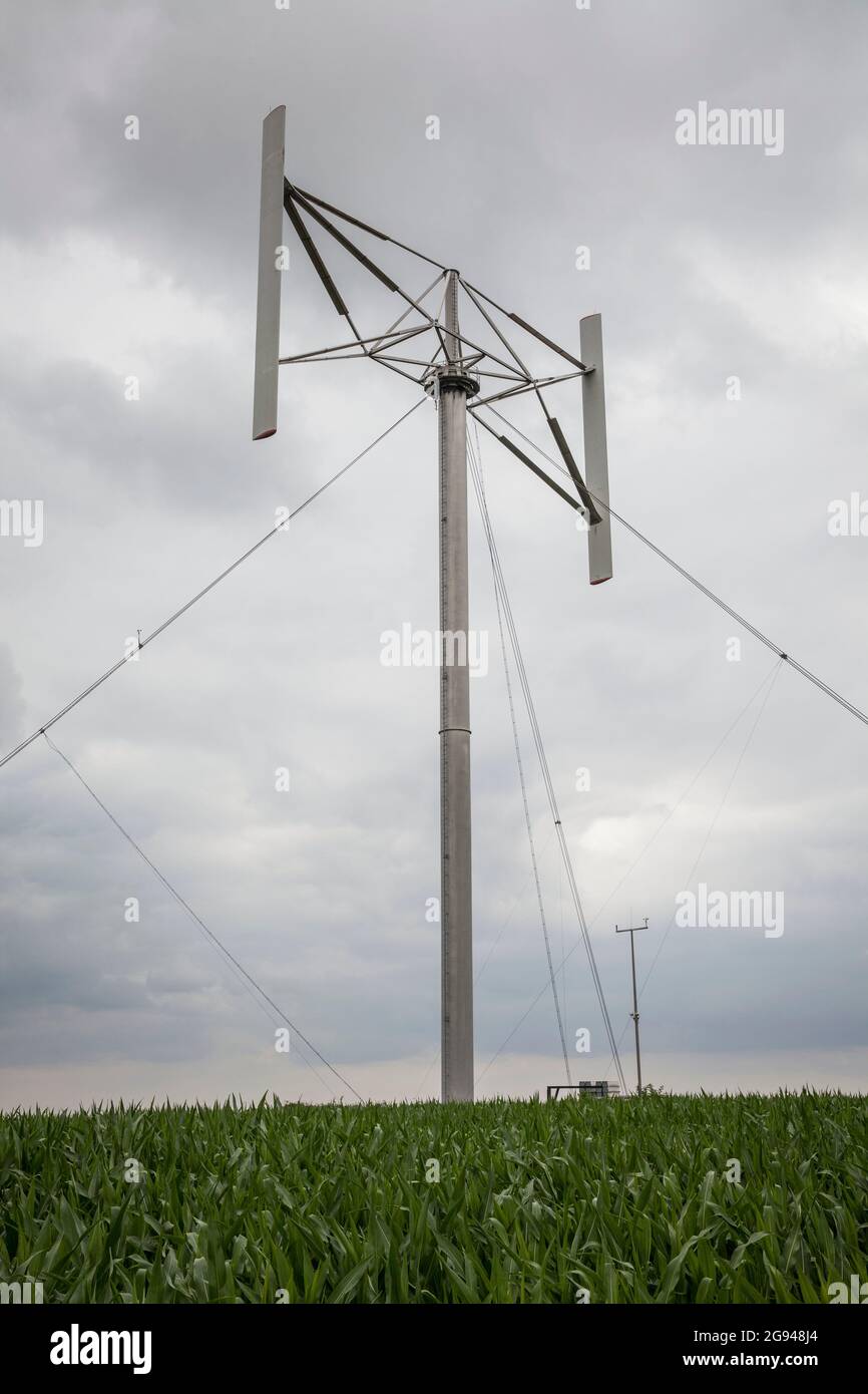 Vertikalachse-Windkraftanlage, auch Darrieu-Windkraftanlage genannt, in der Nähe von Duelmen-Rorup, Region Münsterland, Nordrhein-Westfalen, Deutschland. Vertikal-Win Stockfoto