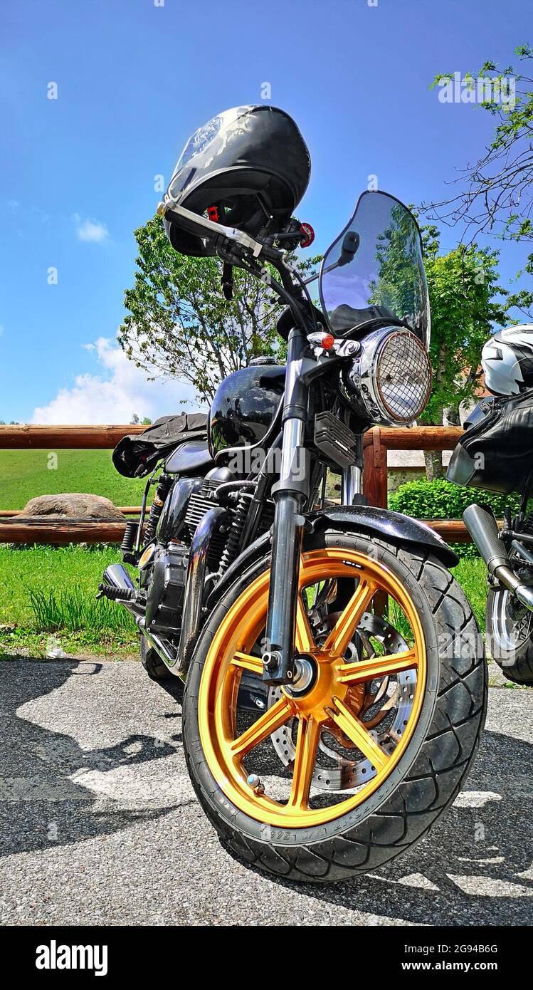 Motorrad auf Landstraße in frankreich Hinterland geparkt, Reisereportage Stockfoto