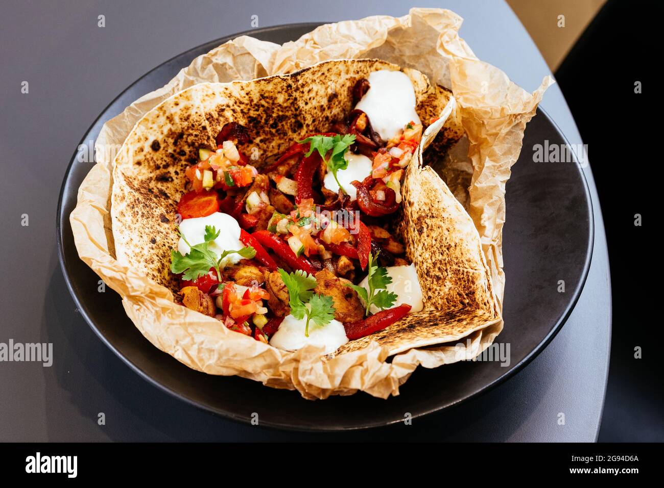 Traditionelles türkisches Shawarma in Lavasch mit Huhn und Lamm Stockfoto