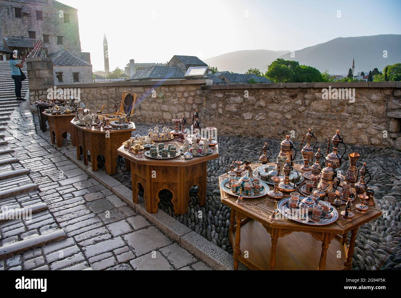 Souvenir-Stände auf der Brücke bieten traditionelle Kaffeesets Stockfoto