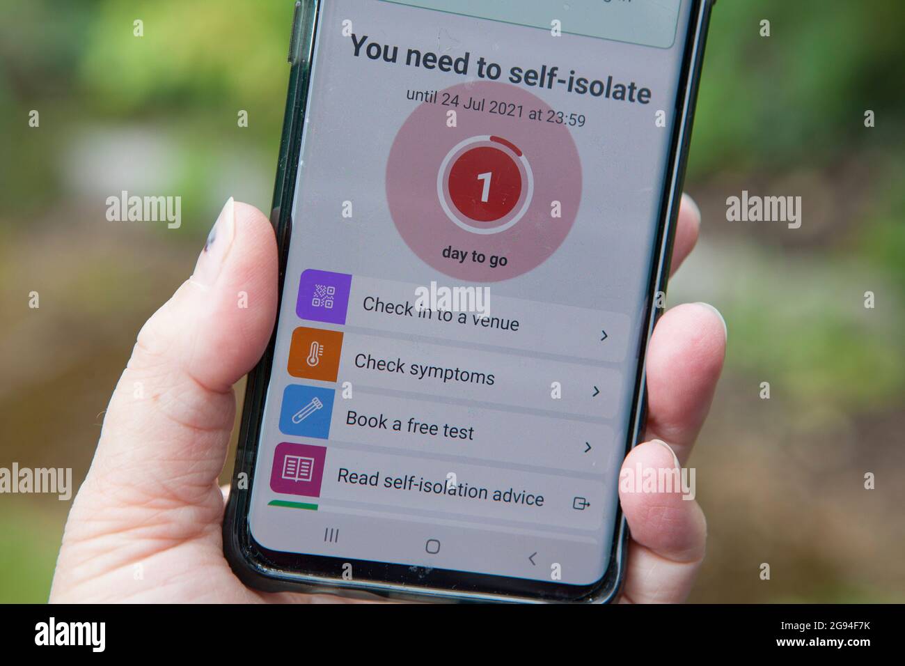 London, Großbritannien, 24. Juli 2020: Ein Mobiltelefon zeigt den letzten Tag einer NHS Covid-Selbstisolierungsbenachrichtigung an, wie Hunderttausende von Menschen in der „Pingdemic“. Die Unterbrechung der Lebensmittelversorgungsketten, der Bahnfahrpläne und der Müllabfuhr wurde durch die große Zahl von Arbeitern verursacht, die von der App angepingt wurden, was jedoch auf die steigende Zahl von Coronavirus-Fällen zurückzuführen ist, bei denen in der letzten Woche über 300,000 Menschen positiv getestet wurden. Es wird erwartet, dass die Unterbrechung mehrere Wochen andauern wird. Anna Watson/Alamy Live News Stockfoto