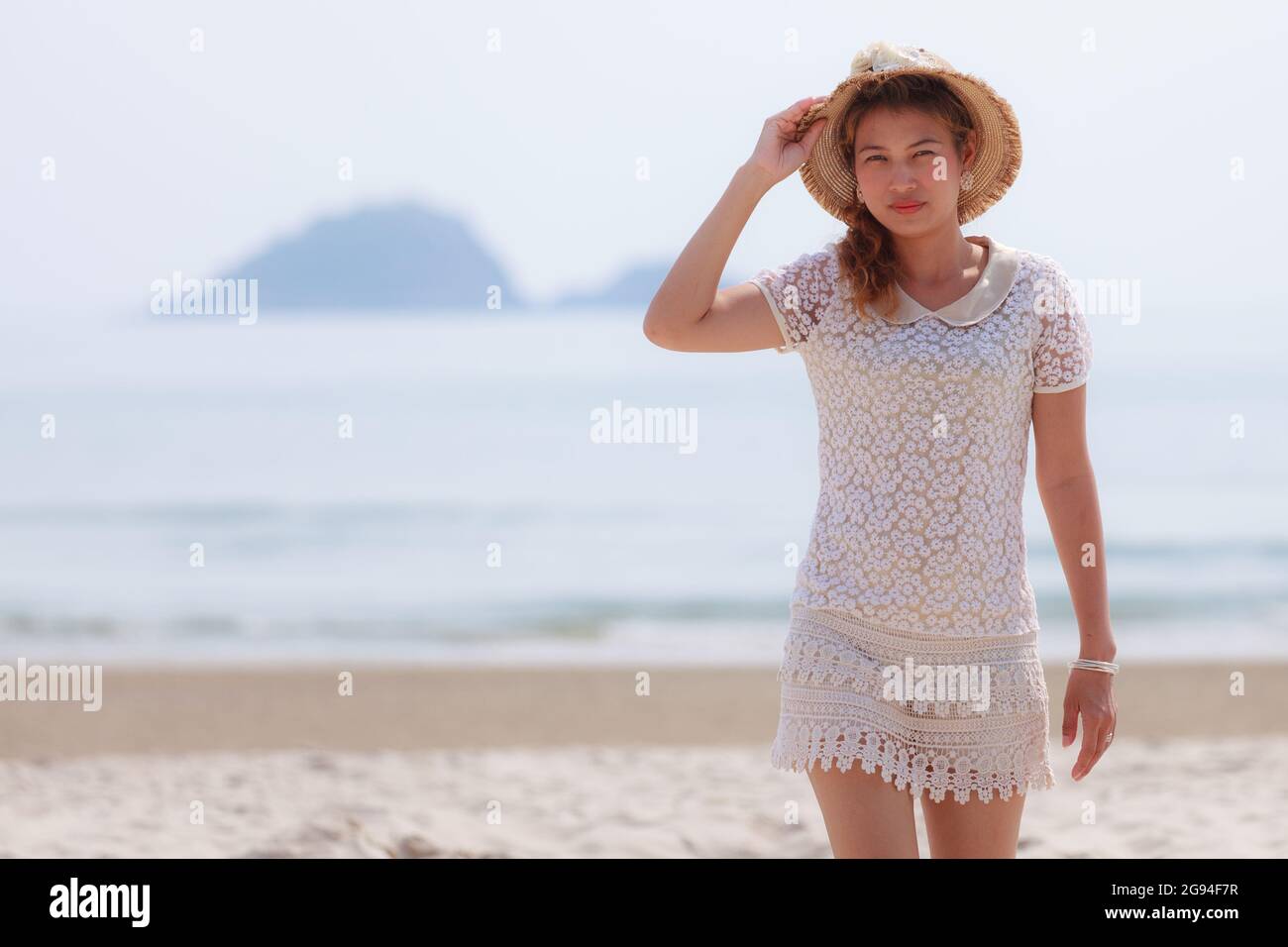 Frau am tropischen Strand zu Fuß Stockfoto