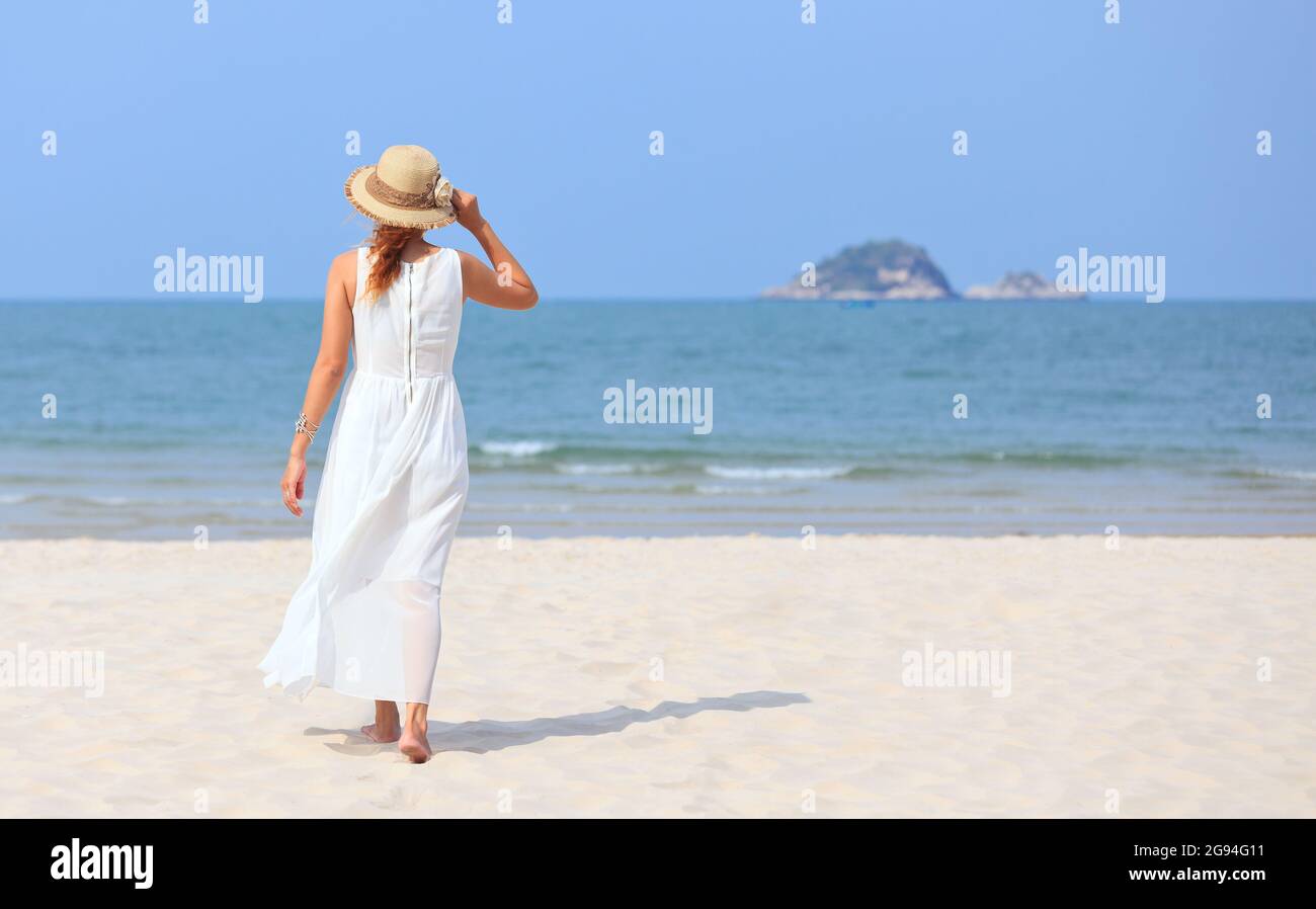 Frau am tropischen Strand zu Fuß Stockfoto
