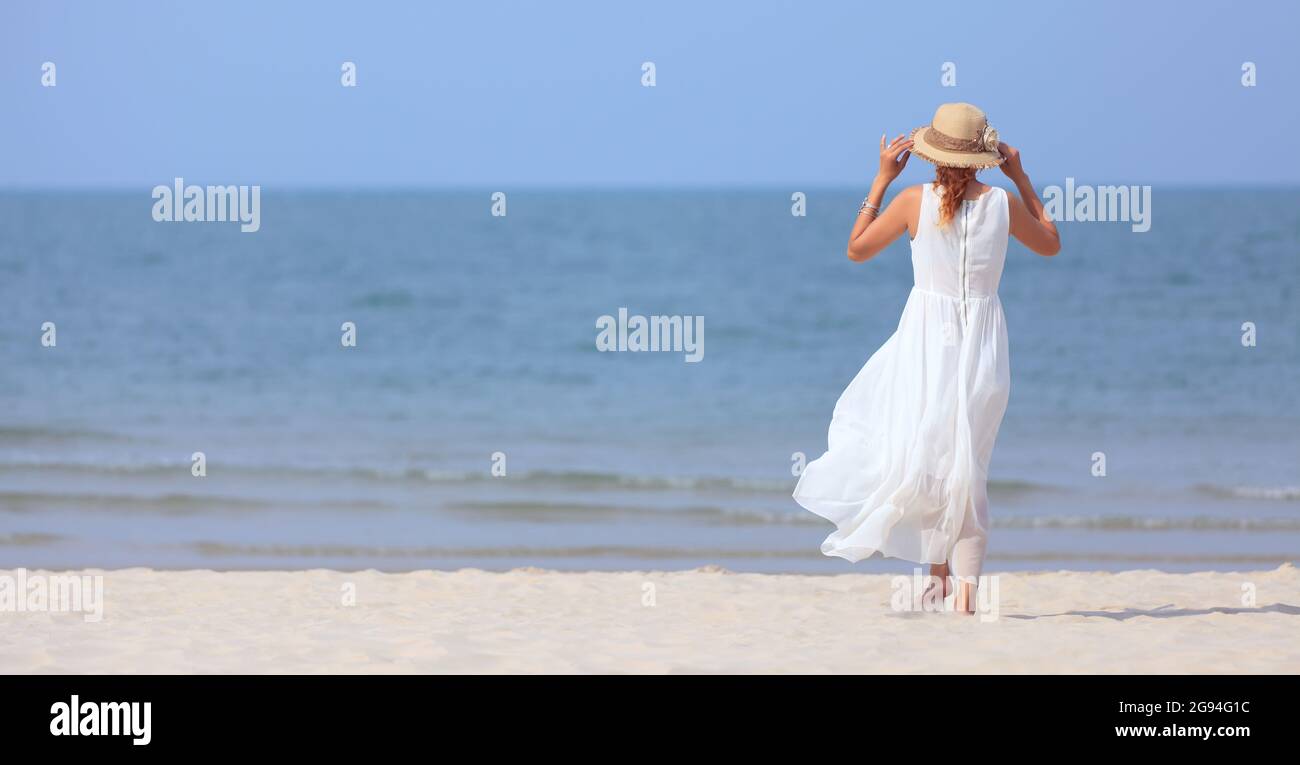 Frau am tropischen Strand zu Fuß Stockfoto