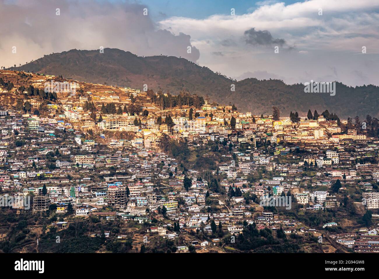 Blick auf die Urbanisierung der Stadt von einem Hügel aus mit einer riesigen Konstruktion und einem dramatischen Himmelsbild wird bei der Bomdila arunachal pradesh india aufgenommen. Stockfoto