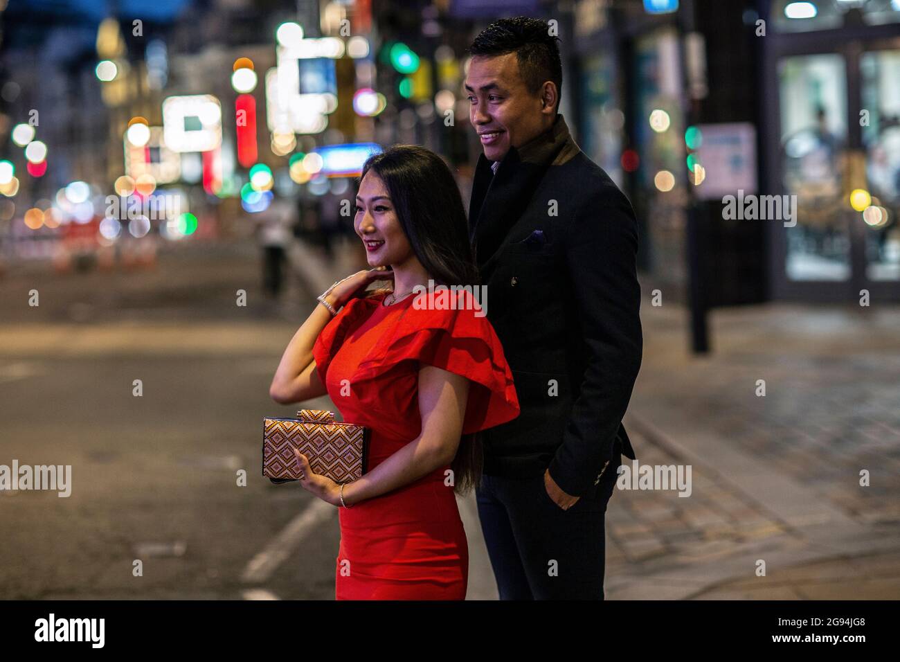 Chinesisches Paar in der Dattsnacht in Soho. Boris Johnsons „Tag der Freiheit“ endet über ein Jahr der COVID-19-Sperrbeschränkungen in England Stockfoto