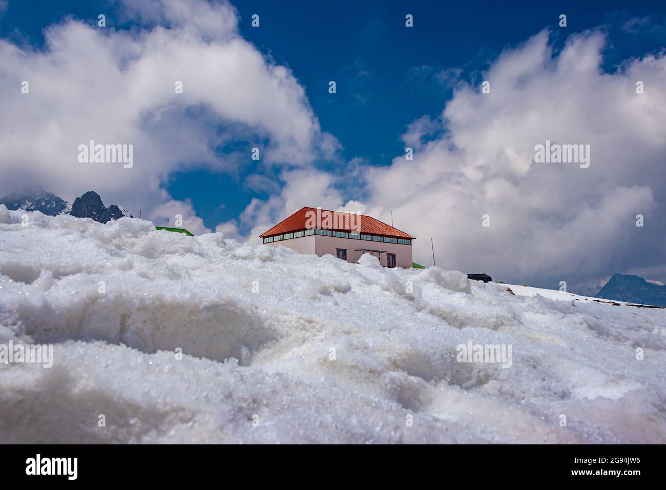 Bumla Pass Conference Hall india china Internationale Grenze mit Schnee bedeckt am Tag das Bild wurde am Bumla Pass arunachal pradesh india aufgenommen. Stockfoto