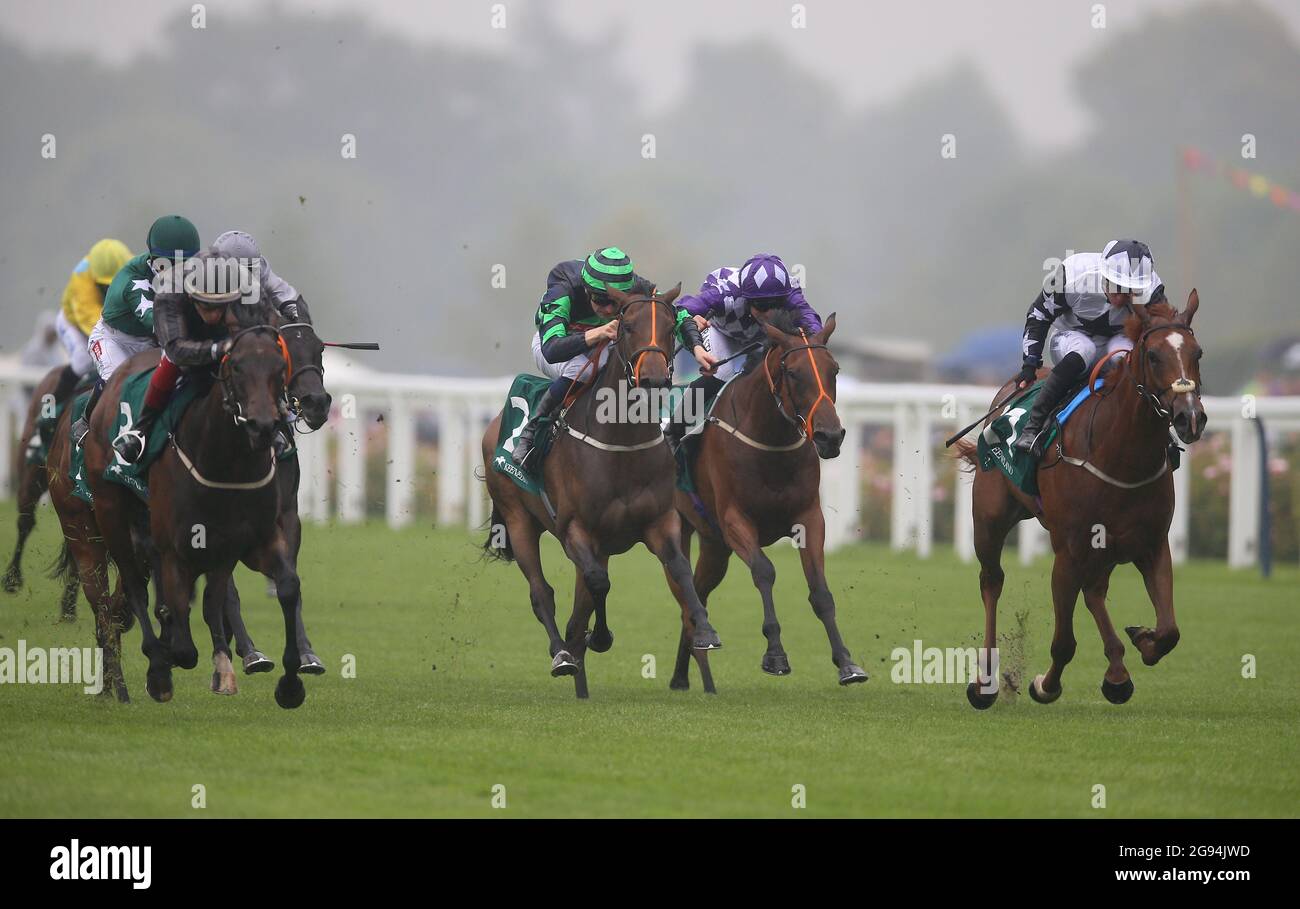 Zain Claudette (rechts) wird von Jockey Ray Dawson auf dem Weg zum Sieg der Prinzessin Margaret Keeneland auf dem QIPCO King George Diamond Weekend auf der Ascot Racecourse gefahren. Bilddatum: Samstag, 24. Juli 2021. Siehe PA Story RACING Ascot. Bildnachweis sollte lauten: Nigel French/PA Wire. EINSCHRÄNKUNGEN: Die Nutzung unterliegt Einschränkungen. Nur redaktionelle Verwendung, keine kommerzielle Nutzung ohne vorherige Zustimmung des Rechteinhabers. Stockfoto