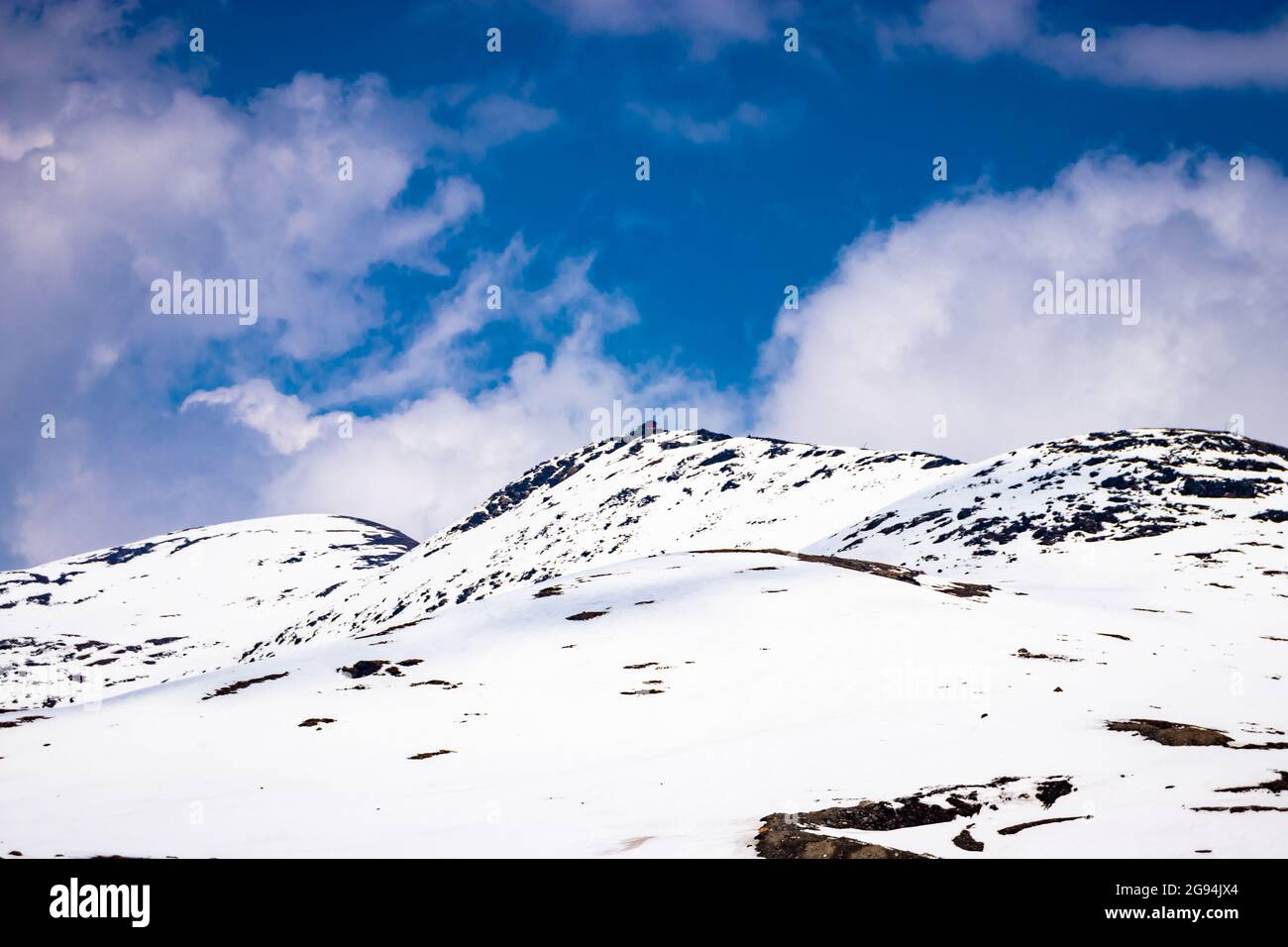 Schneekappe Berge mit hellblauem Himmel am Tag aus flachem Winkel Bild wird am Bumla-Pass arunachal pradesh india aufgenommen. Stockfoto