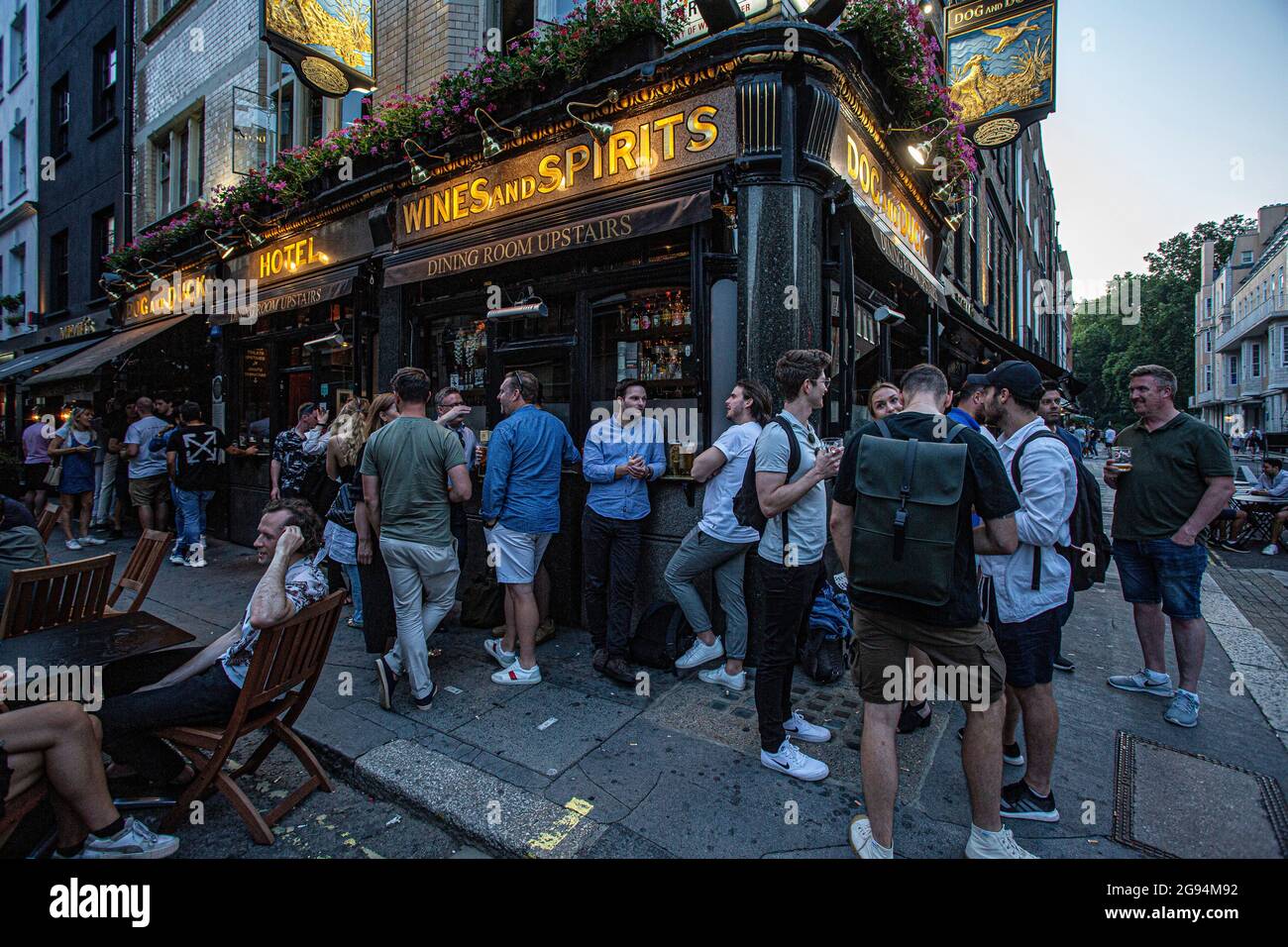 Menschen, die vor dem Dog and Duck Pub in der Frith Street in Soho, London, Großbritannien, trinken. Stockfoto