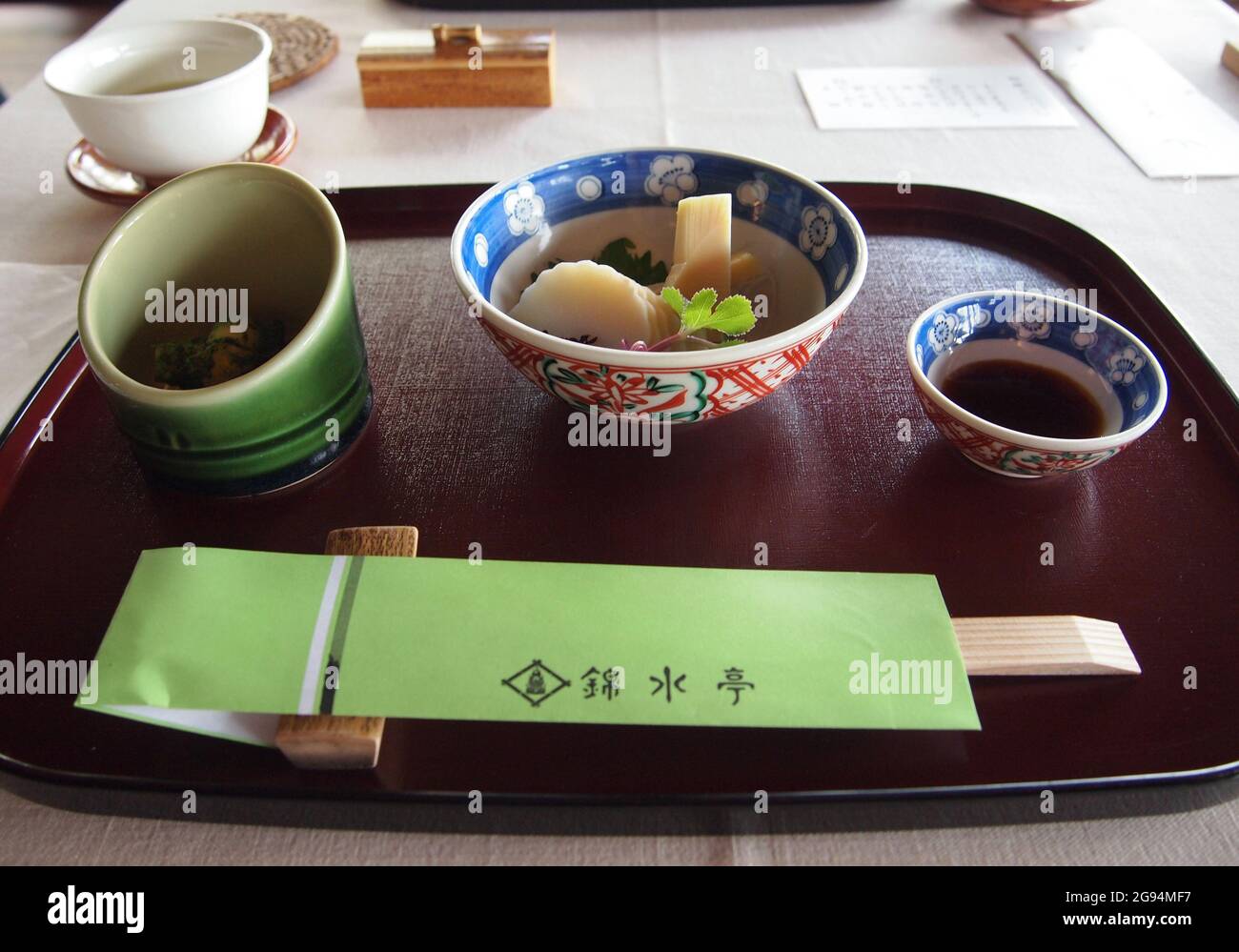 Traditionelles Restaurant im berühmten Nagaoka Park (長 岡 公園)-Viertel in Kyoto, Japan. Stockfoto